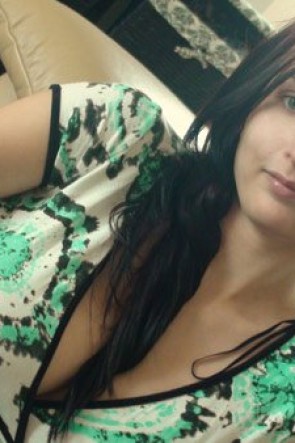 Брюнетка оголяет свои большие сисяндры