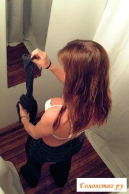 Соска переодевается в примерочной кабине Соска переодевается в примерочной кабине