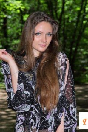 Великолепная раздетая фигура цыпочки в лесу
