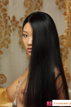 Супер красивая азиатка разделась в будуаре