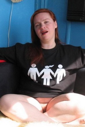 Красная щель обнаженной жирдяйки