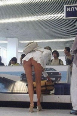 Смотрим на засветы девок между ног Смотрим на засветы девок между ног