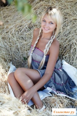 Знойная блондинка показала письку Знойная блондинка показала письку