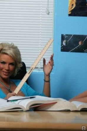 Смотрим и любуемся на секретаршу