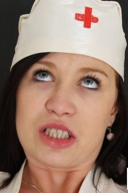 Изучаем гениталии соблазнительной медсестрички Изучаем гениталии соблазнительной медсестрички