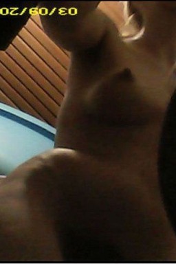 Наблюдаем со стороны за моющейся девкой Наблюдаем со стороны за моющейся девкой