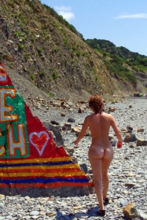 Жопастая курва обнаженная на море фото