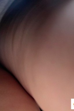 Крупные виды под женской юбкой Крупные виды под женской юбкой