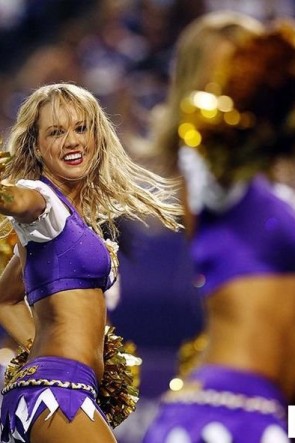 Красивые болельщицы в сексуальных нарядах