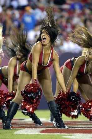 Молоденькие черлидерши обольщают танцами