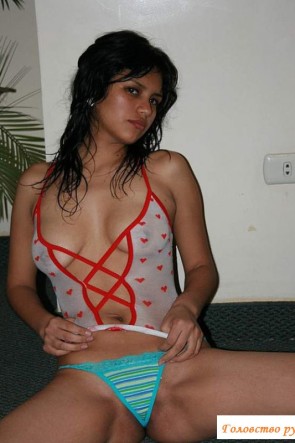 Привлекательная девчонка в прозрачном пеньюаре