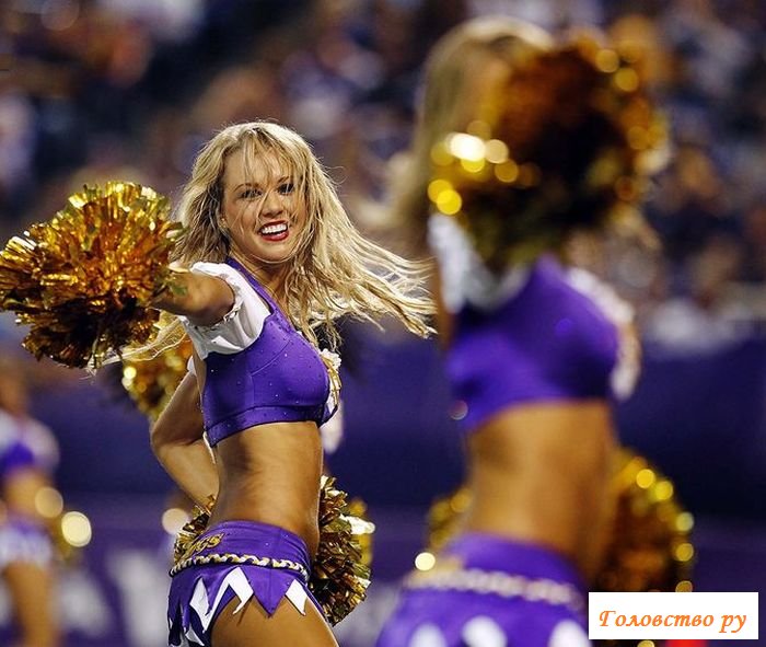 Красивые болельщицы в сексуальных нарядах