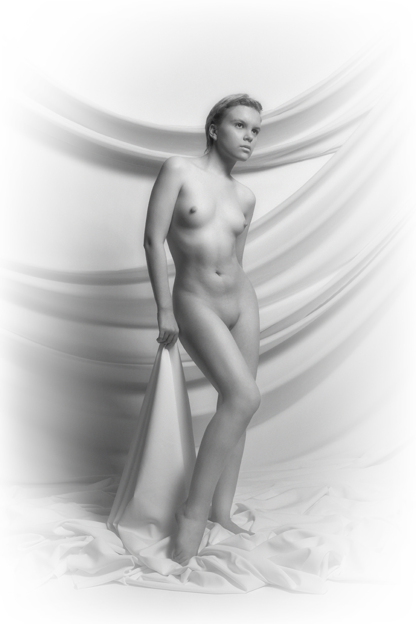 Голые натурщицы в мастерской художника