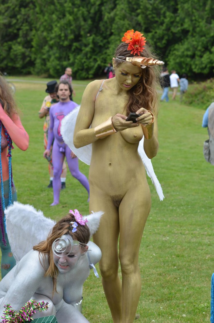 Голые девчонки на празднике
