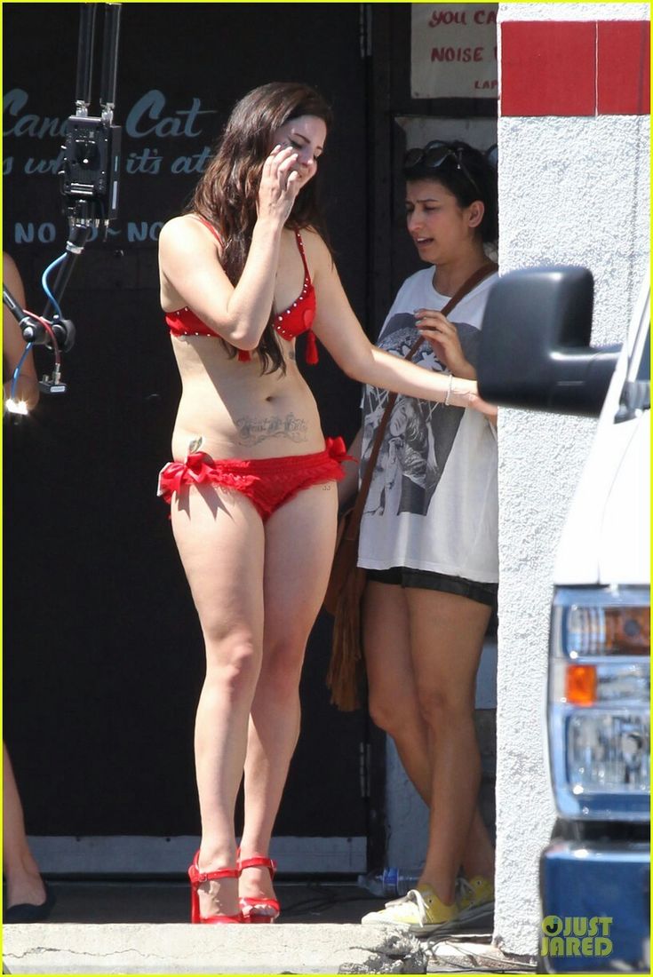 Лана дель Рей в машине