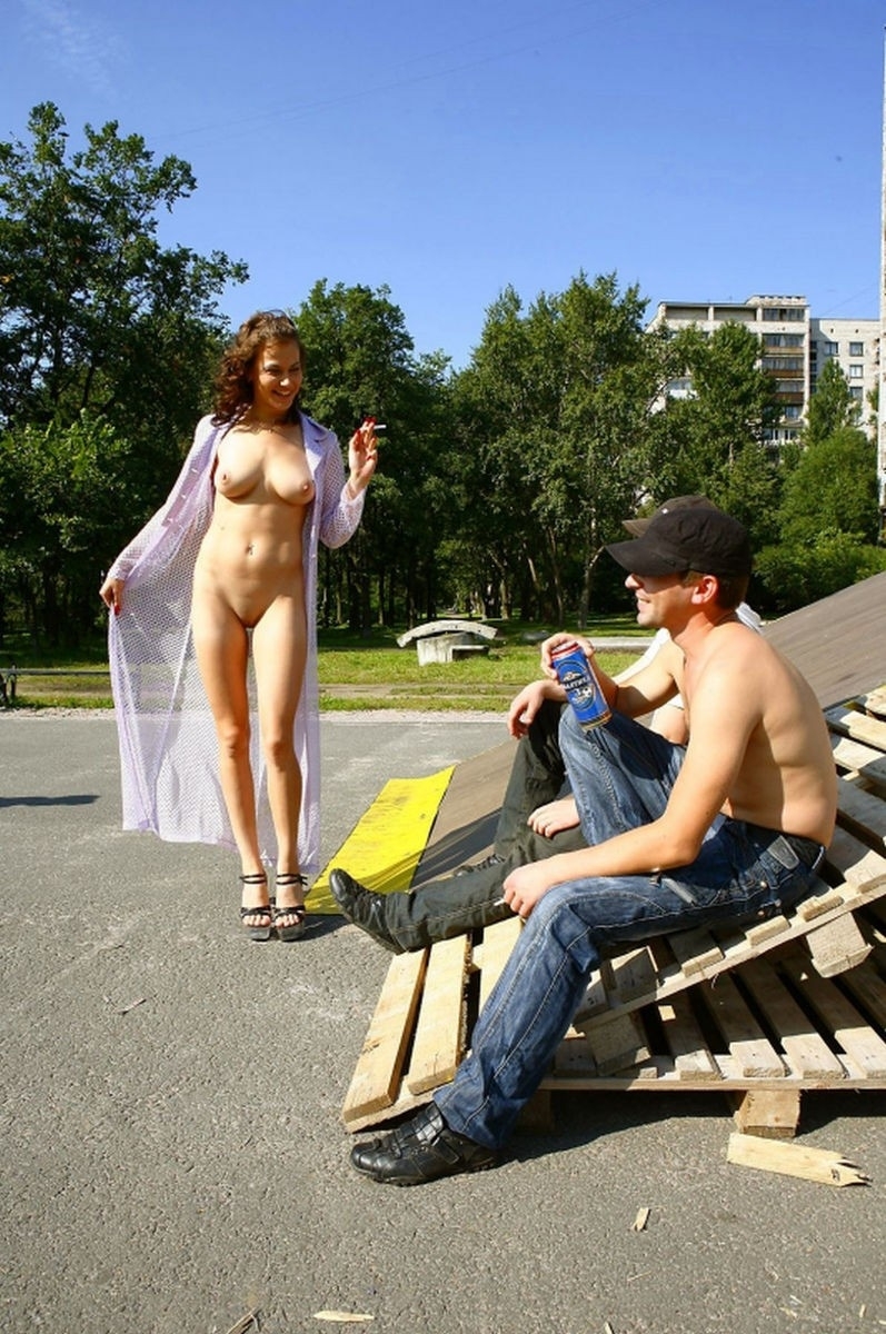 Голые женщины на улицах городов России