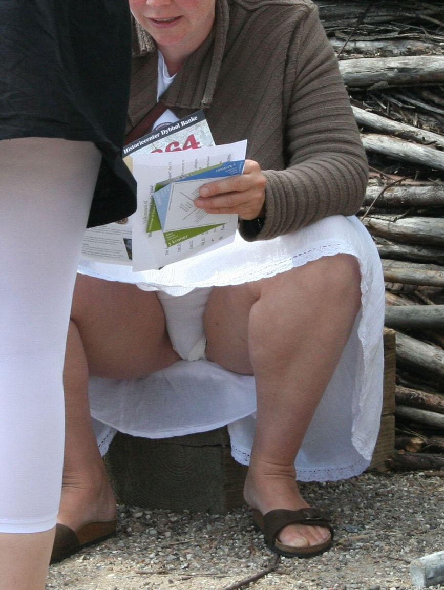 Под юбкой в трусах зрелые