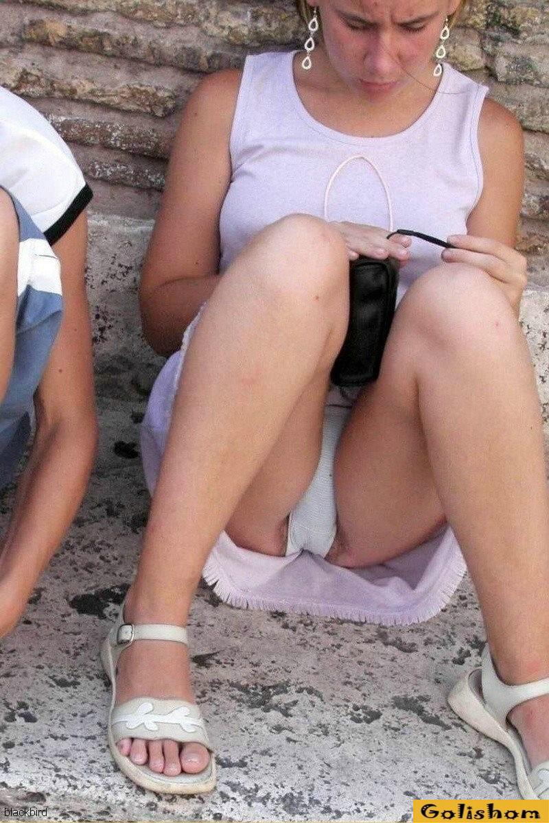 Пышные без трусов под юбкой