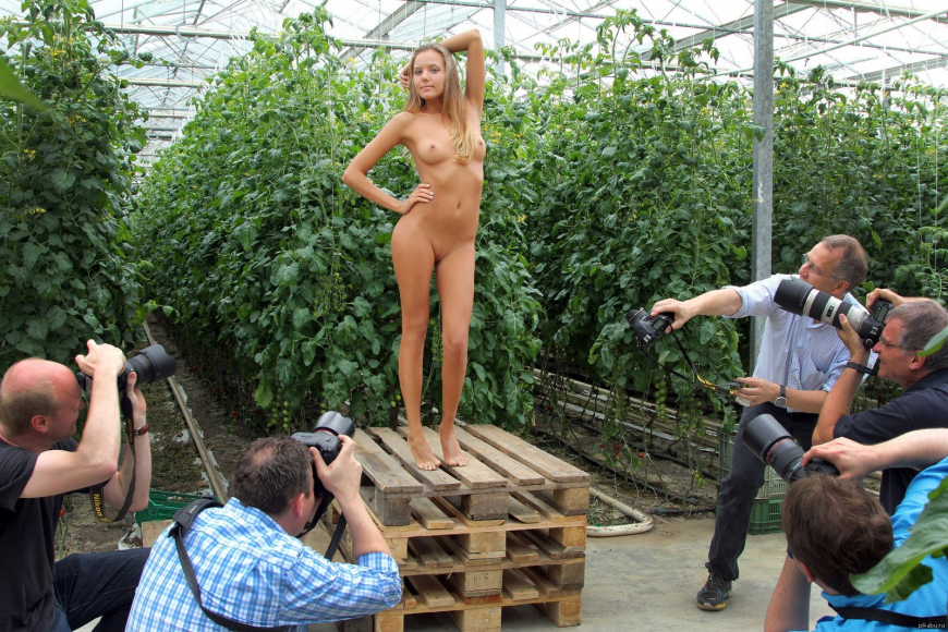 Голые бабы в общественных местах