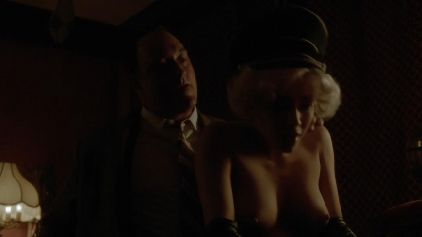 Голая Роберта Берти в лесу