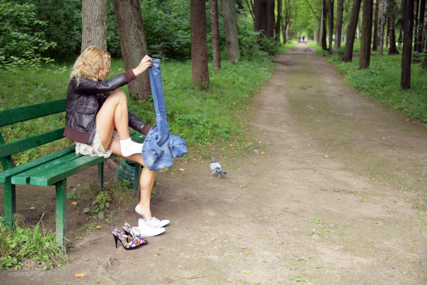 В трусиках на лавочке в парке