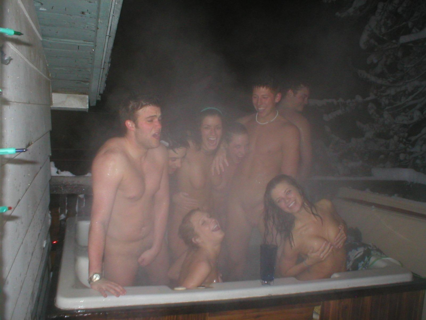 Девушки показывают грудь в общественных местах