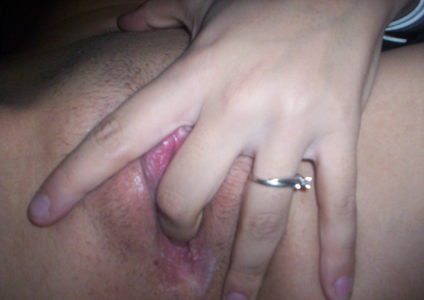 Палец в киске жены домашнее