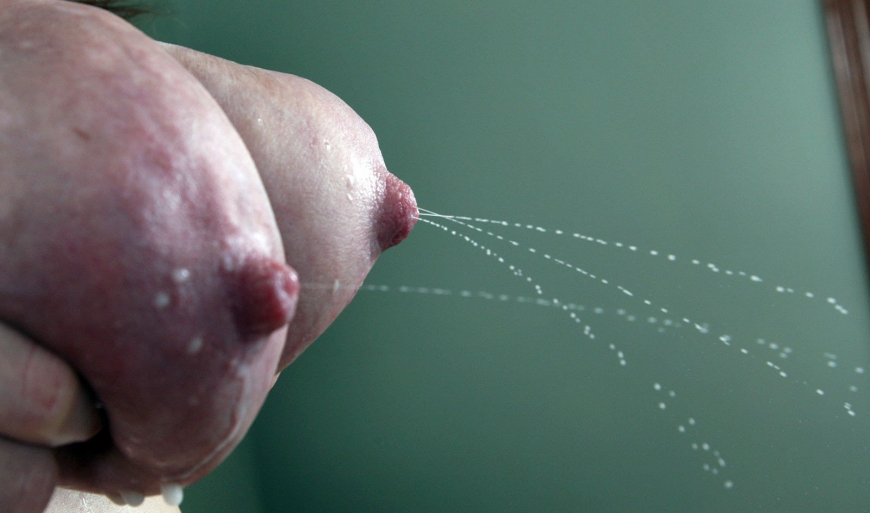 Молочные сиськи крупным планом