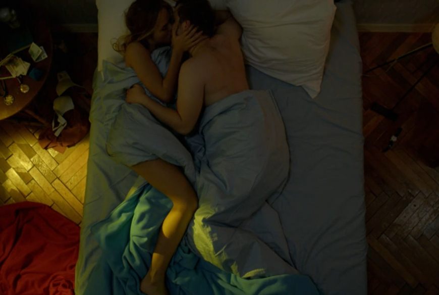 Анастасия Акатова загорает в сериале жуки