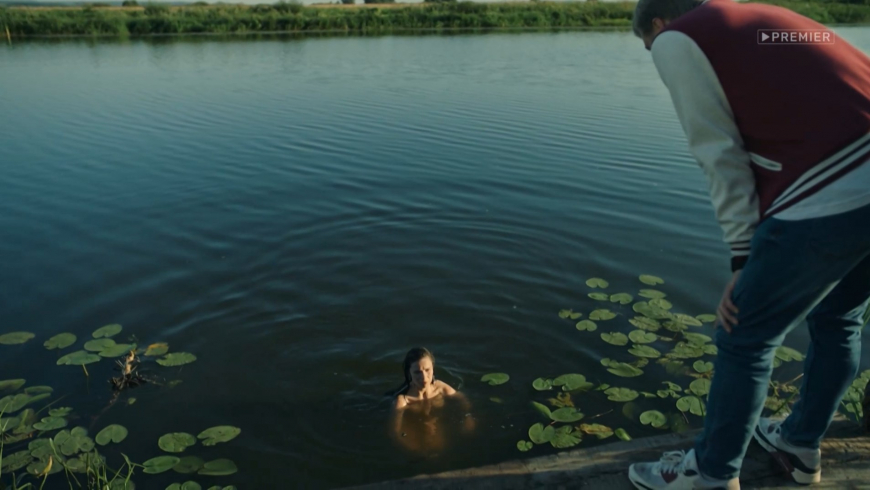 Анастасия Акатова загорает в сериале жуки