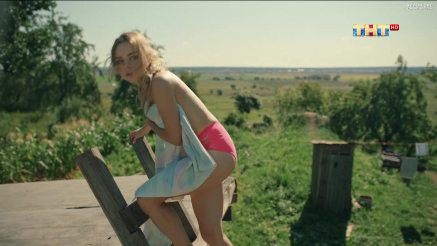 Анастасия Акатова загорает в сериале жуки