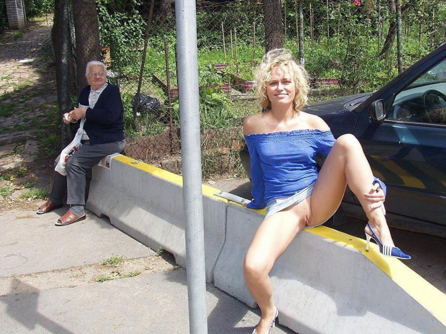 Пожилые женщины без трусов на улице