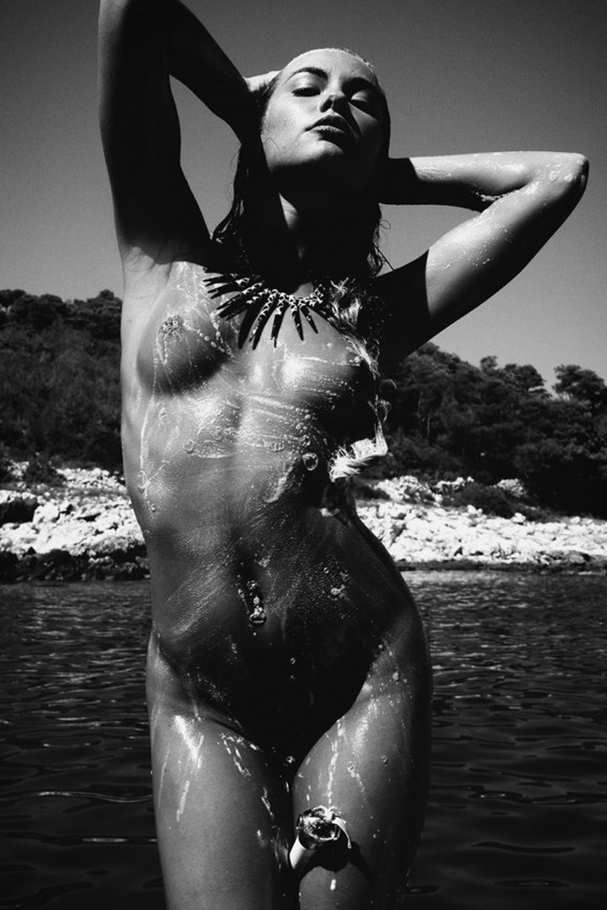 Голая красивая в кресле