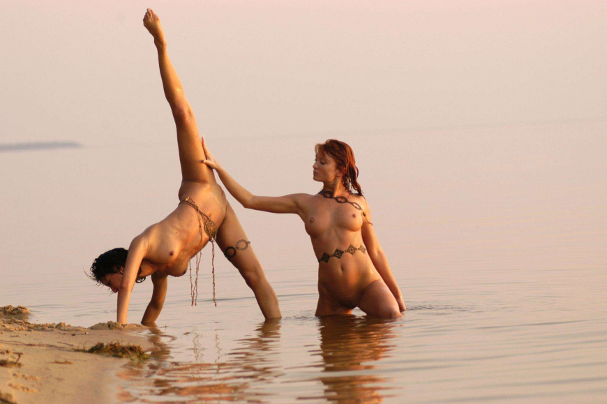 Эротические танцы на пляже