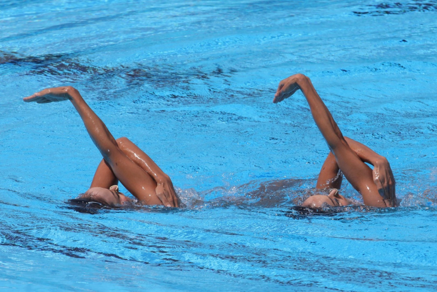 Девушки в бассейне голышом