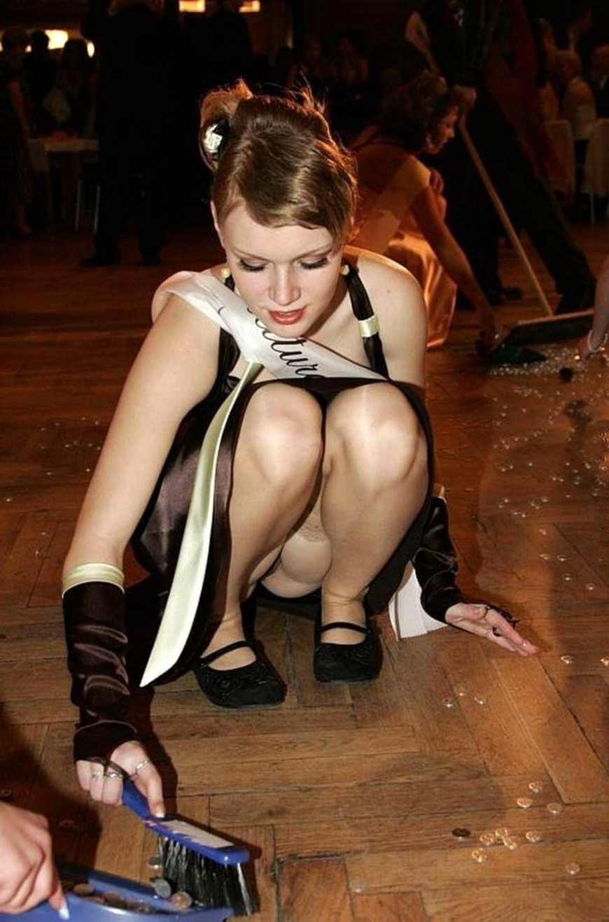 Спалили под юбкой без трусиков