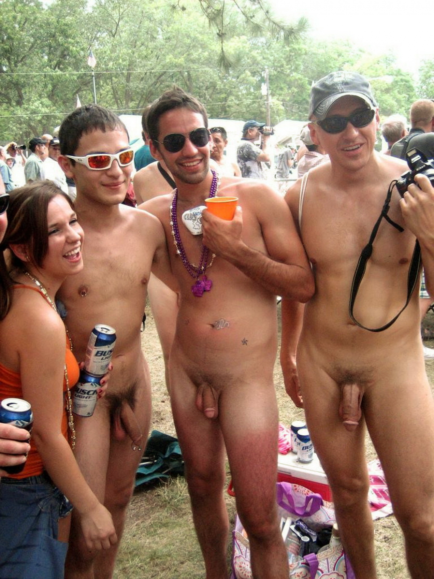 Зрелые голые мужчины на пляже