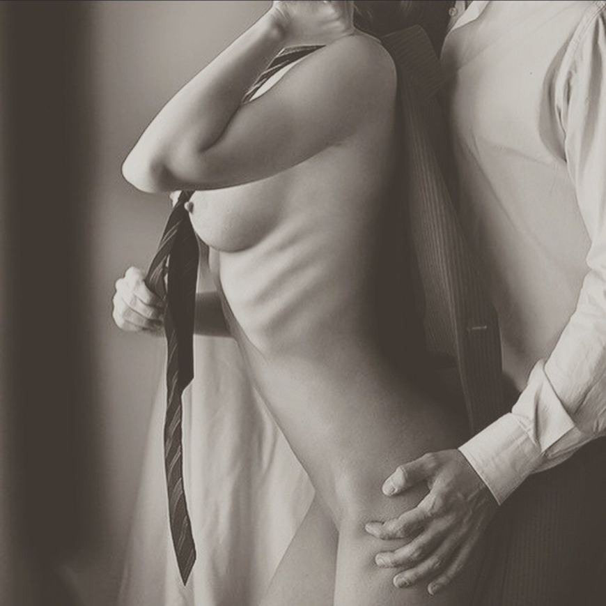 Мужчина раздевает девушку