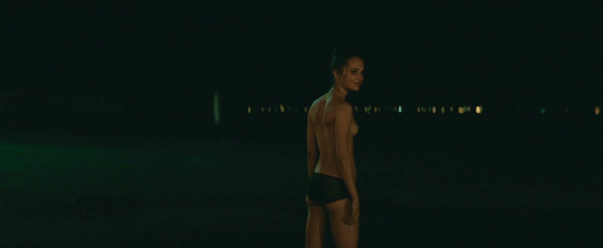 Алисия Викандер сцены ню