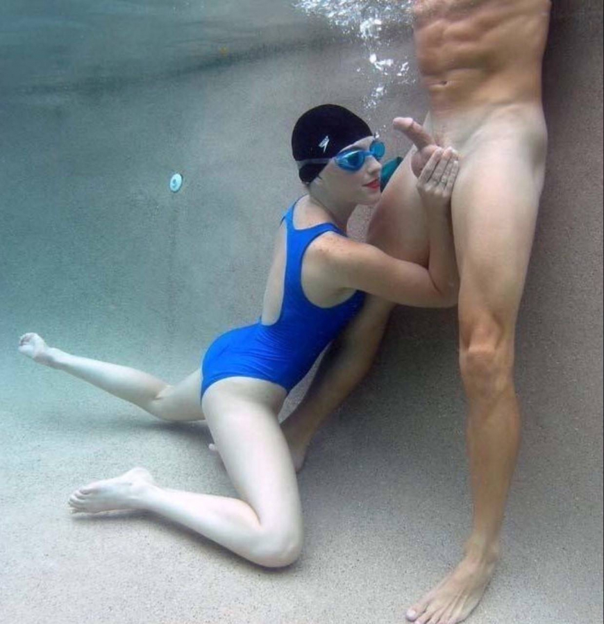 Голый мужчина на водных процедурах