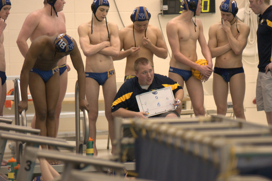 Голые пловцы одетые пловчихи