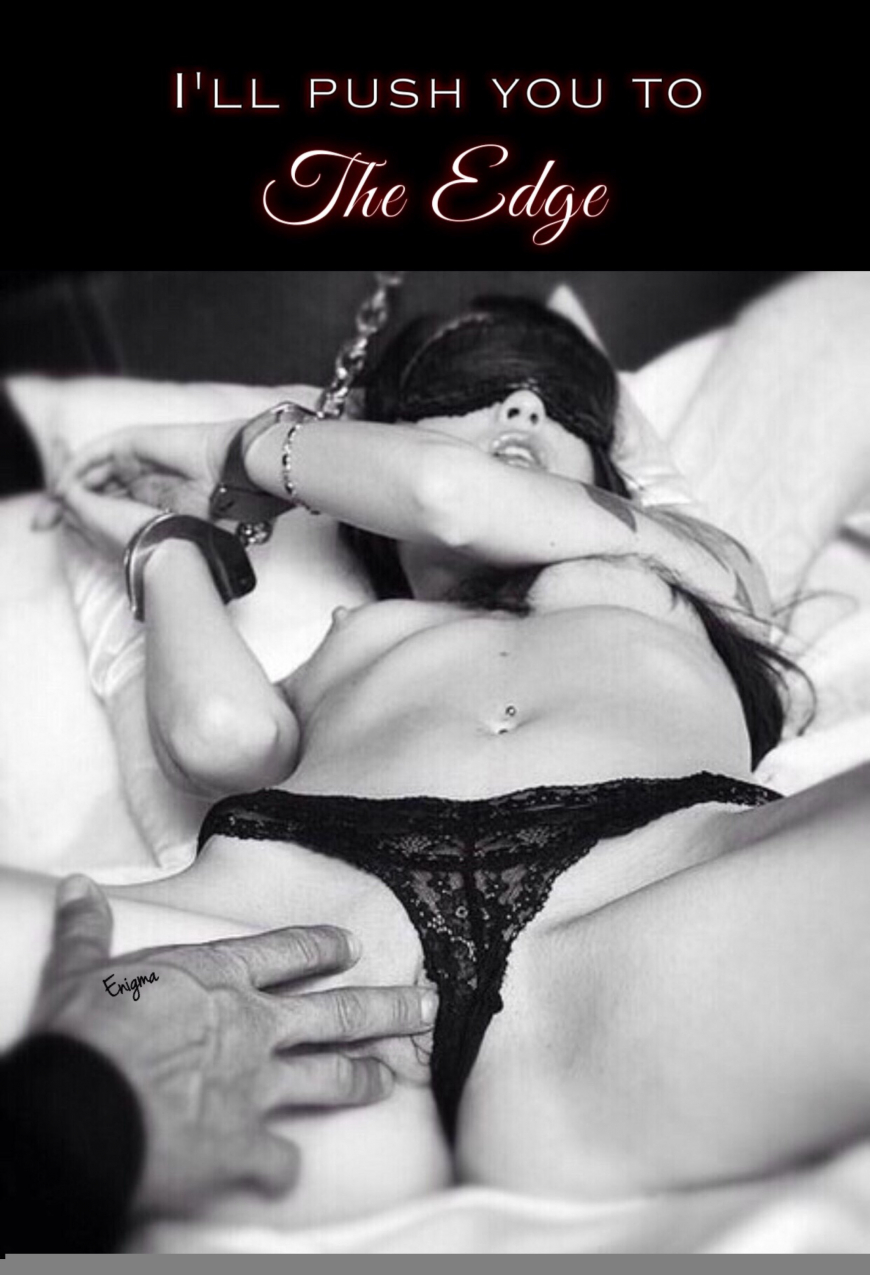 Голая красотка в наручниках