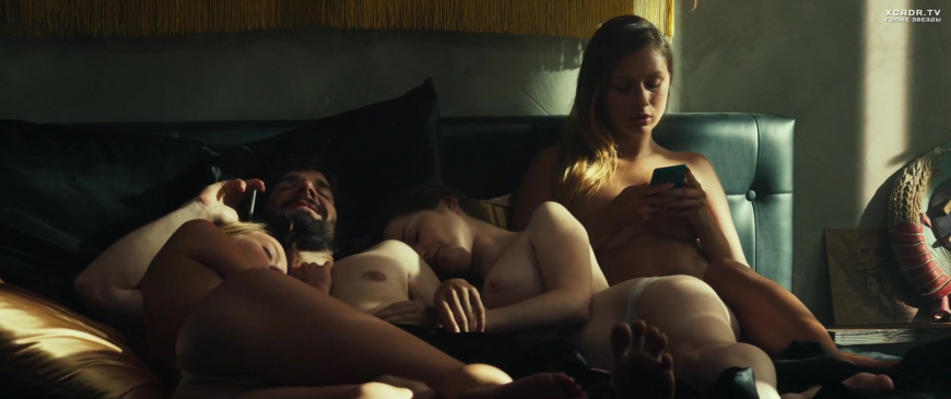 Элоди Юнг топлес