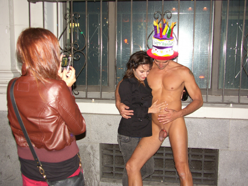 Голая женщина среди мужчин