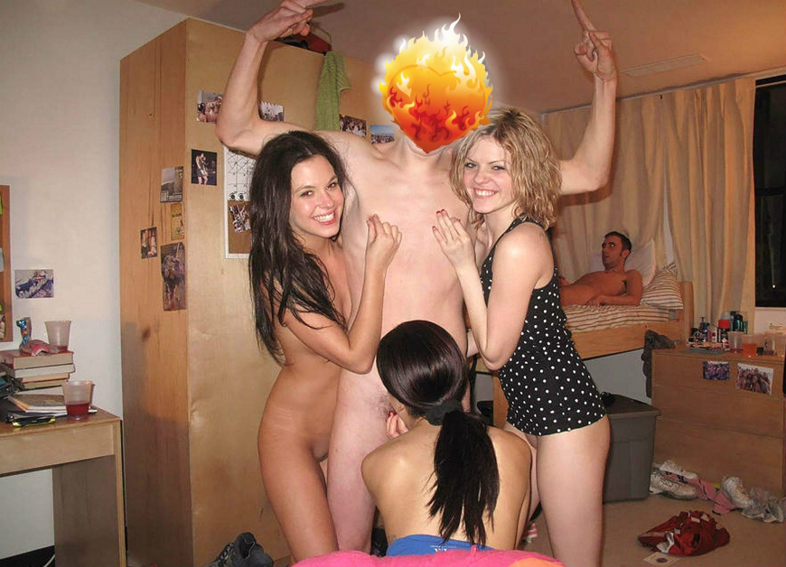 Голые женщины в раздевалке