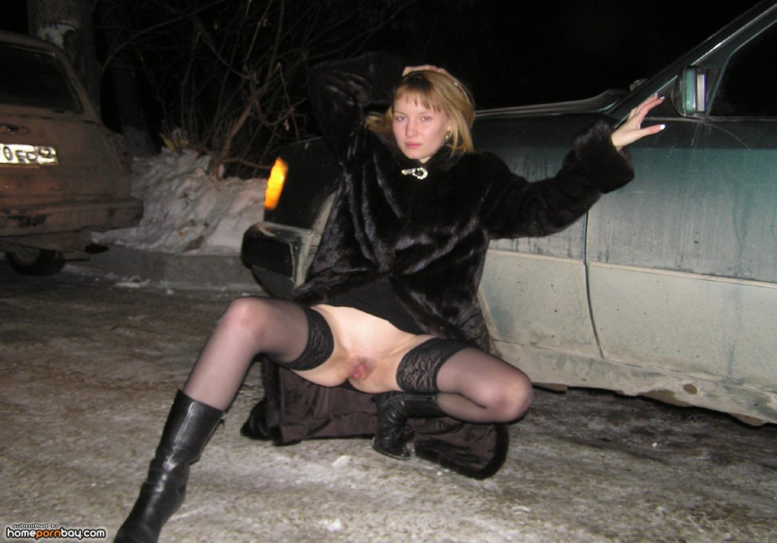 Зимой без трусиков под юбкой