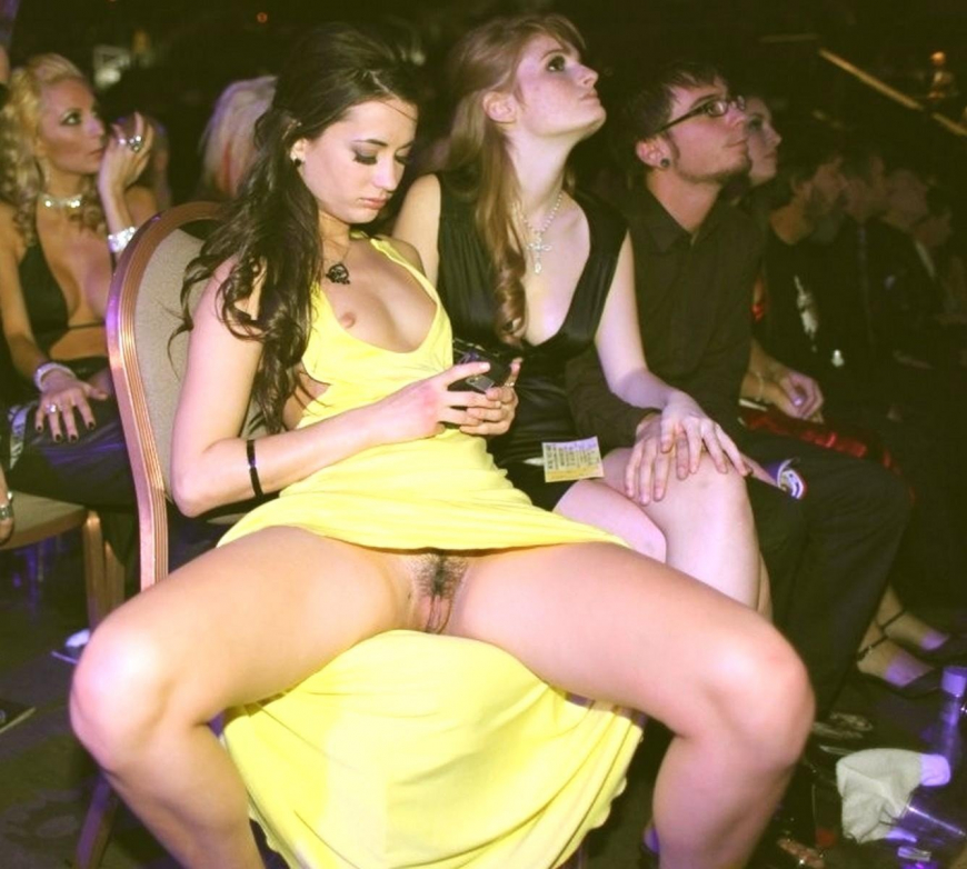 Женщины в юбках без трусов