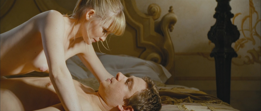 Факультет фильм Лора Харрис голая