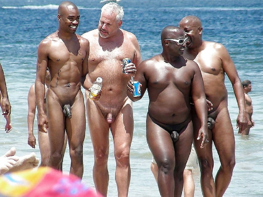 Голые мужчины и женщины на пляже