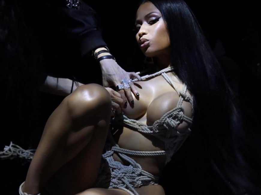 Ники Минаж секси грудь